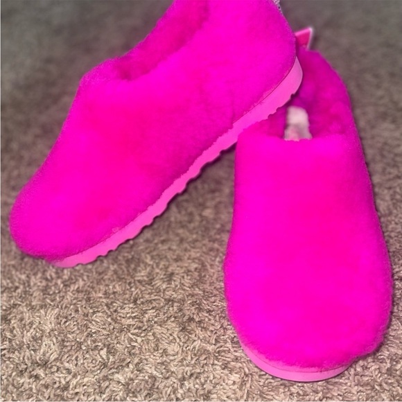 BarbieCore pink Ugg slippers *noticed a very minor unevenness in Sherpa pile - Picture 4 of 5